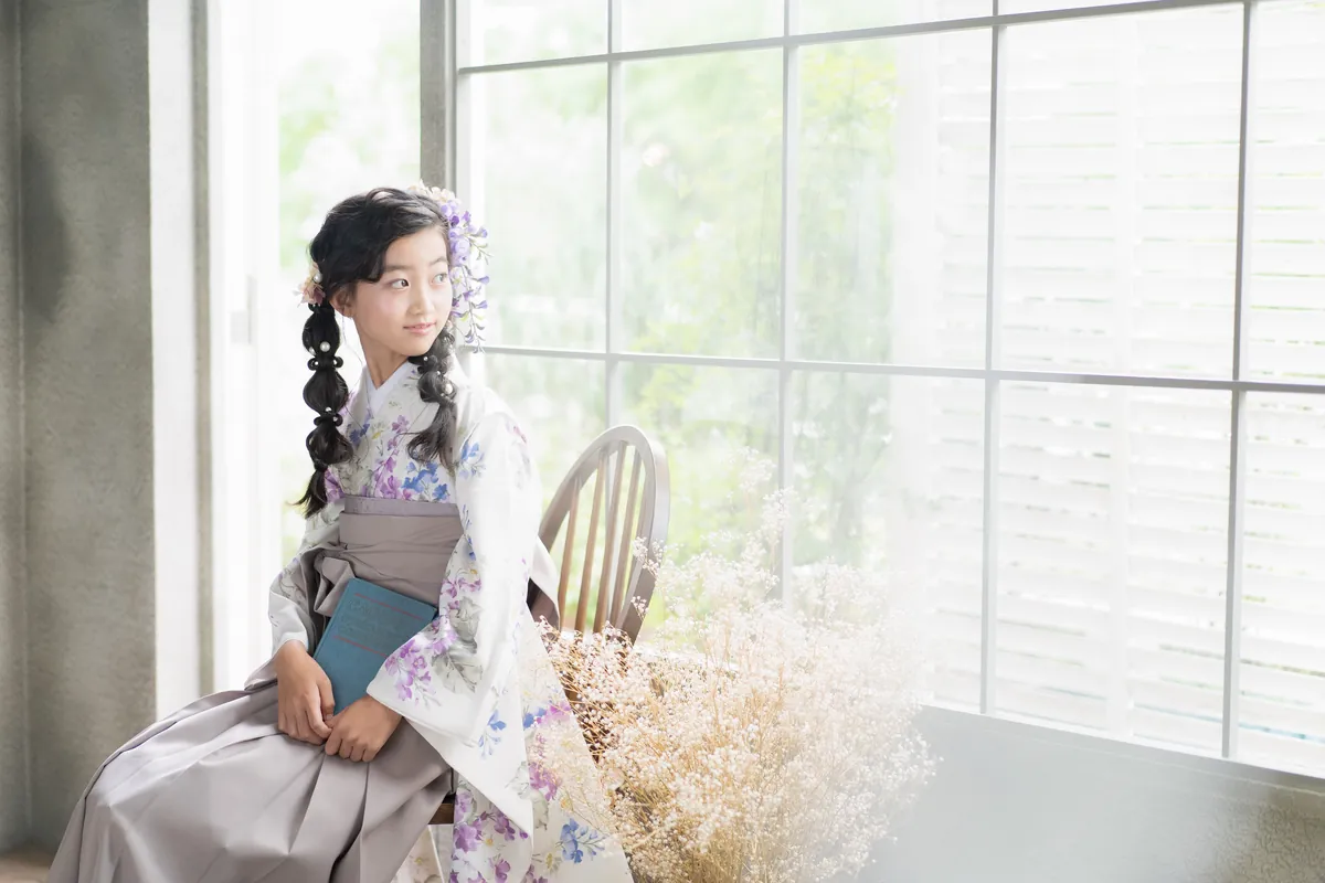 おしゃれな花柄の着物とくすみカラーの卒業袴