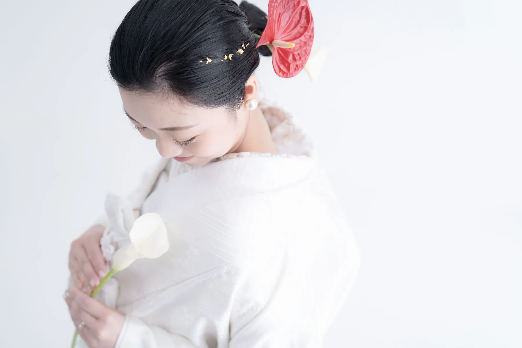 髪飾りをつけた白無垢の花嫁