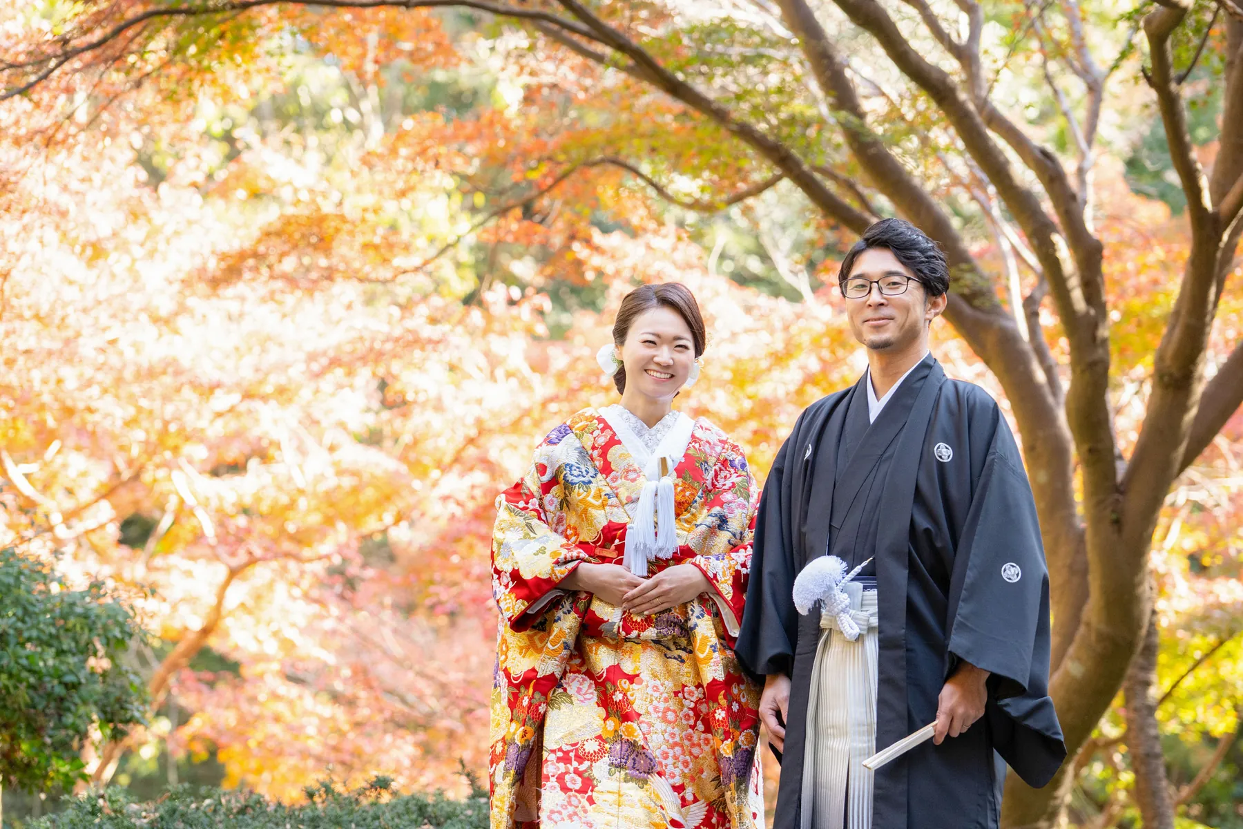 紅葉の中の色打掛と紋付袴